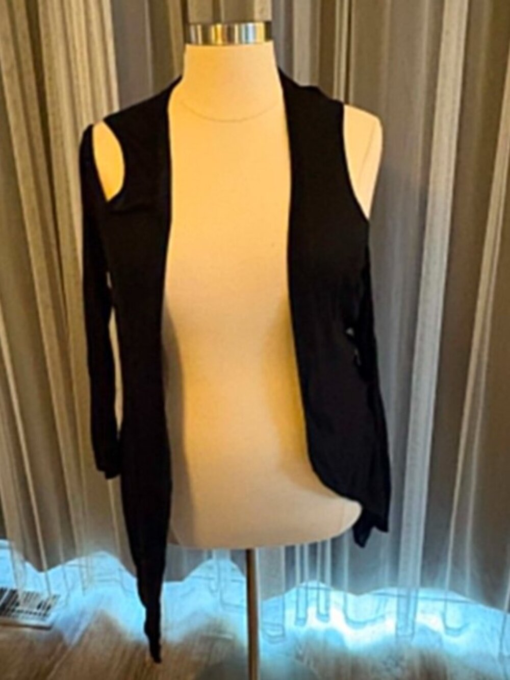 Torrid  EUC size 3 Black cold shoulder cardigan
